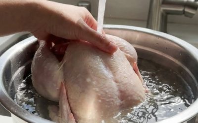 Prečo je umývanie surového kuracieho mäsa nebezpečnou chybou, ktorú robí veľa ľudí