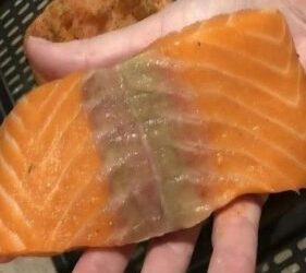 Pred týždňom som si kúpil lososa a chcel som si ho dnes pripraviť na večeru. Keď som ho vybral z chladničky, mal na sebe žltú škvrnu. Čo to je?