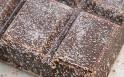 Moja čokoláda má biely prašný povlak – je bezpečná na konzumáciu?