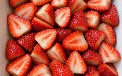 Do keramickej zapekacej misy vmiešajte surové rozpolené jahody a 3 základné ingrediencie a získajte dezert taký lahodný, že si ho vaši priatelia